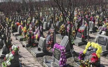 今天适宜迁坟吗 2025年8月4日黄历查询