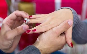 2025年阴历三月初五合适订亲吗