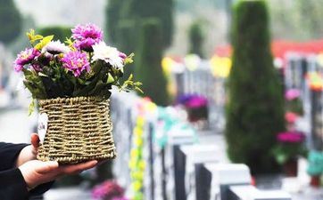 2024年阴历八月三十是修坟黄道好日子吗